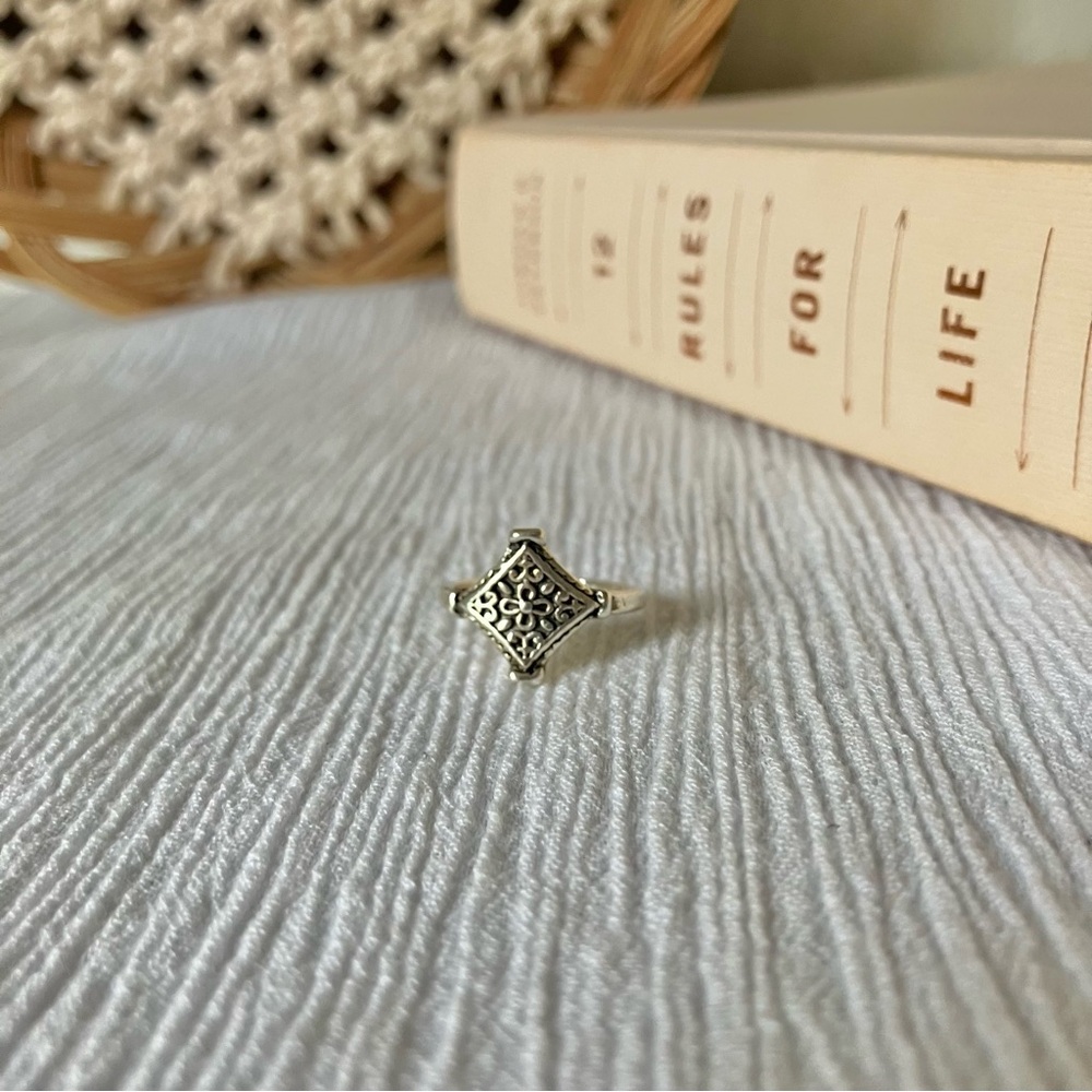 Elegant Silver Filigree Ring - Picture 8 of 12